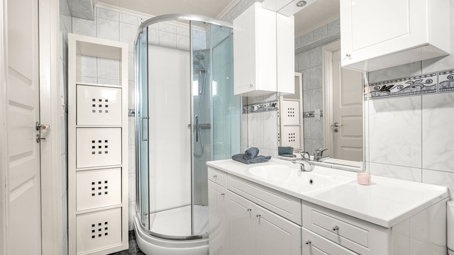 Badet er opprinnelig byggemeldt som bod. Det er ikke søkt bruksendring fra tilleggsdel til hoveddel. Kjøper overtar alt ansvar, eventuell kostnad og risiko forbundet med dette.