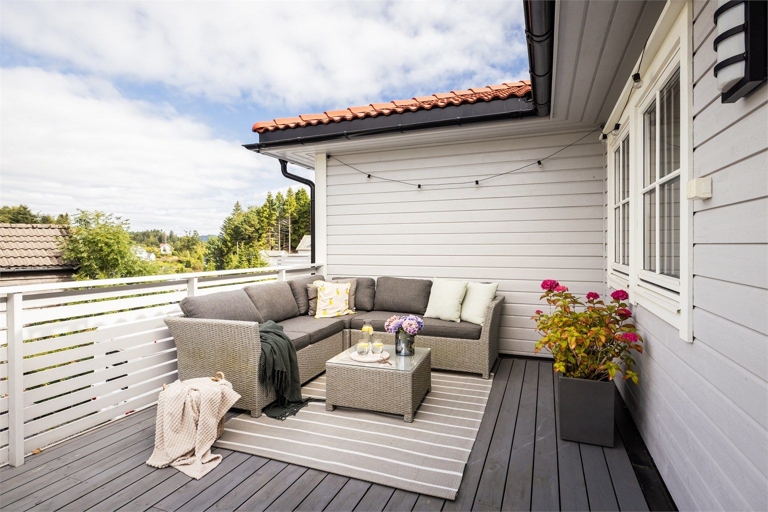 En av flere fine uteområder tilhørende boligen.