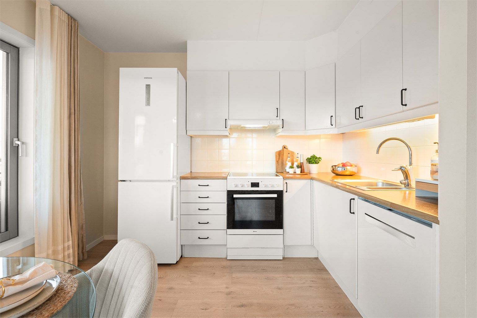 Kjøkkeninnredningen er levert av Sigdal og har glatte fronter samt laminat benkeplate med nedfelt oppvaskkum.