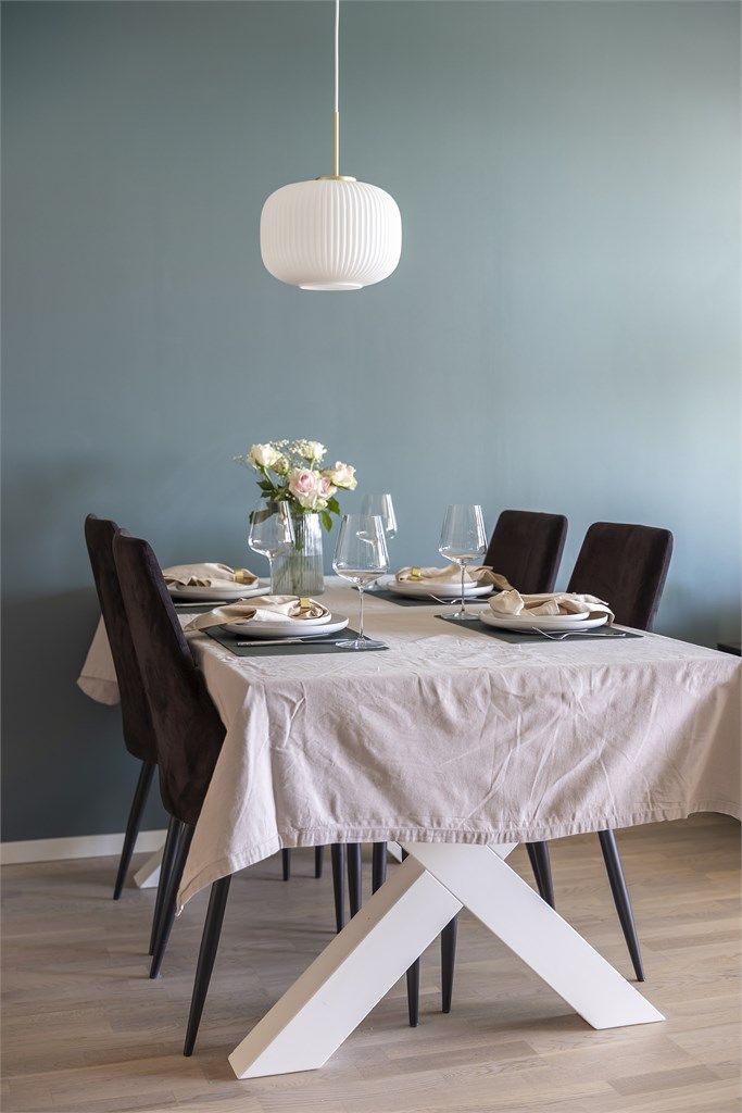 En dedikert sone for spiseplassen binder kjøkkenet og stuen sammen.