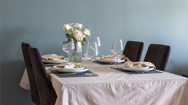 En dedikert sone for spiseplassen binder kjøkkenet og stuen sammen.