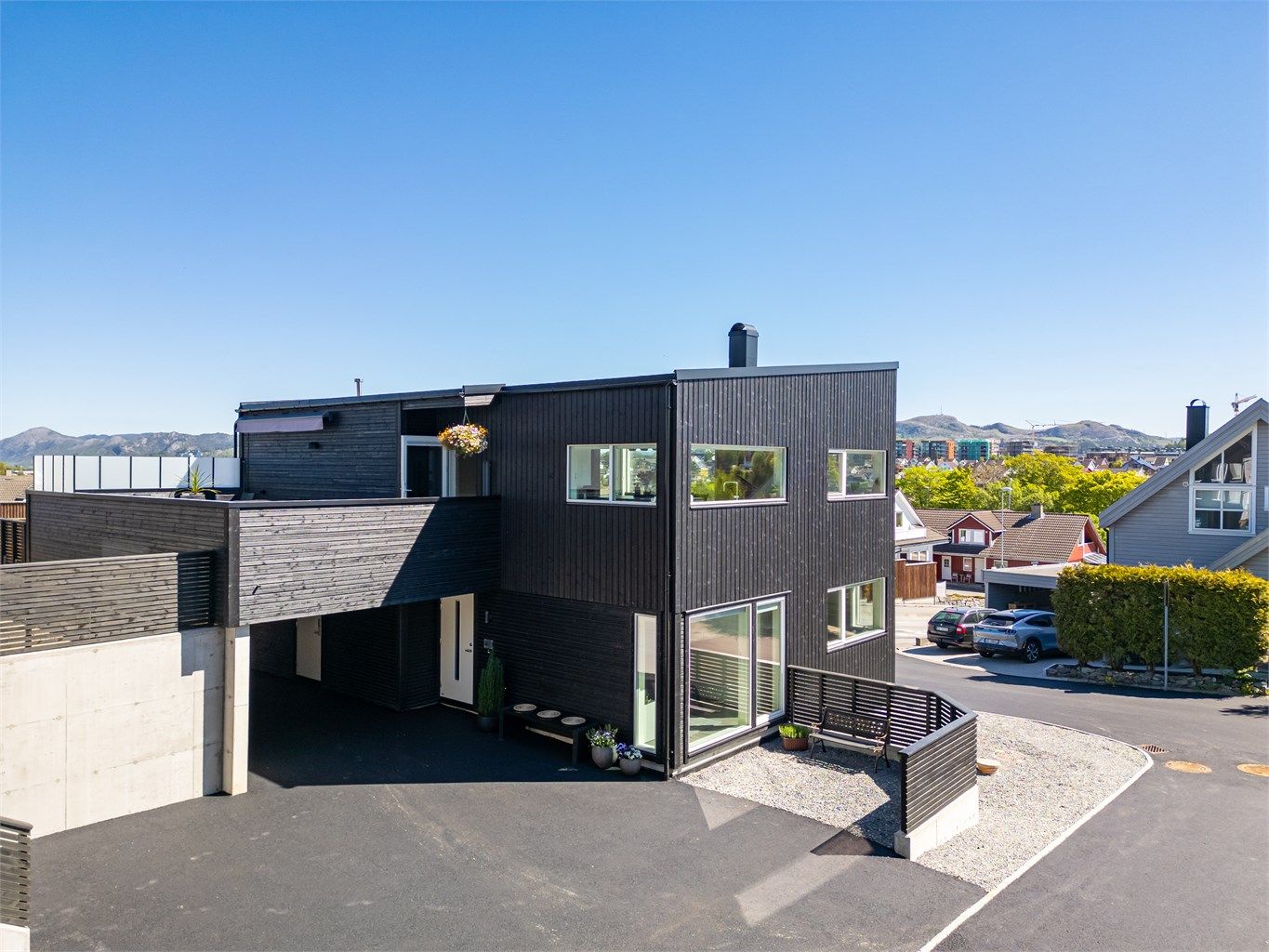 Velkommen her til Torger Carlsens gate 6 A, presentert av Krogsveen Sandnes ved daglig leder/partner Tom Christer Hovde.
Boligen er meget innholdsrik og velholdt og inneholder blant annet 6 soverom, 2 bad, gjeste wc, vaskerom m.m.