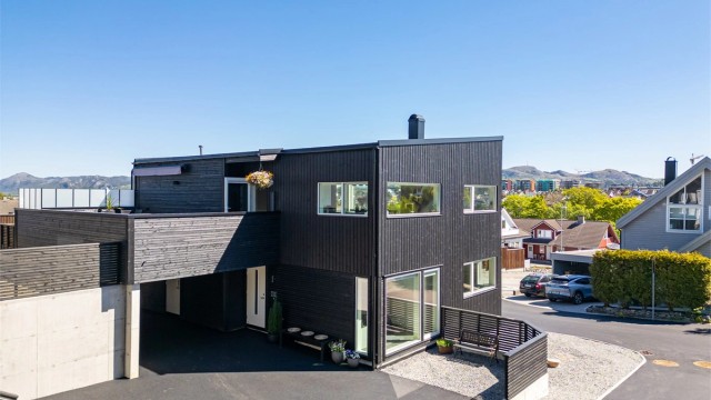 Velkommen her til Torger Carlsens gate 6 A, presentert av Krogsveen Sandnes ved daglig leder/partner Tom Christer Hovde.
Boligen er meget innholdsrik og velholdt og inneholder blant annet 6 soverom, 2 bad, gjeste wc, vaskerom m.m.