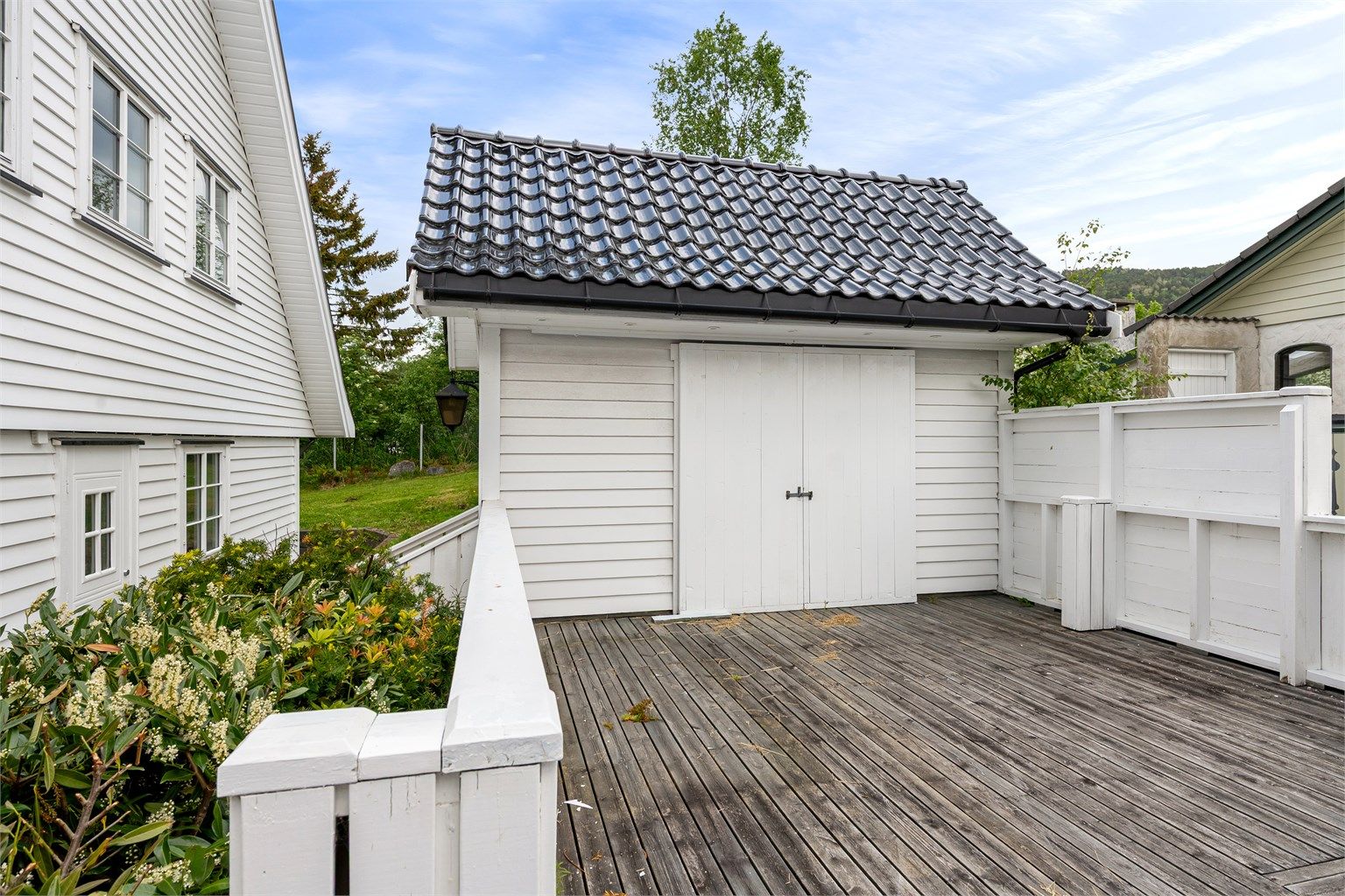 En av de frittstående bodene på eiendommen.