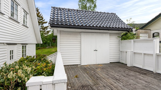 En av de frittstående bodene på eiendommen.
