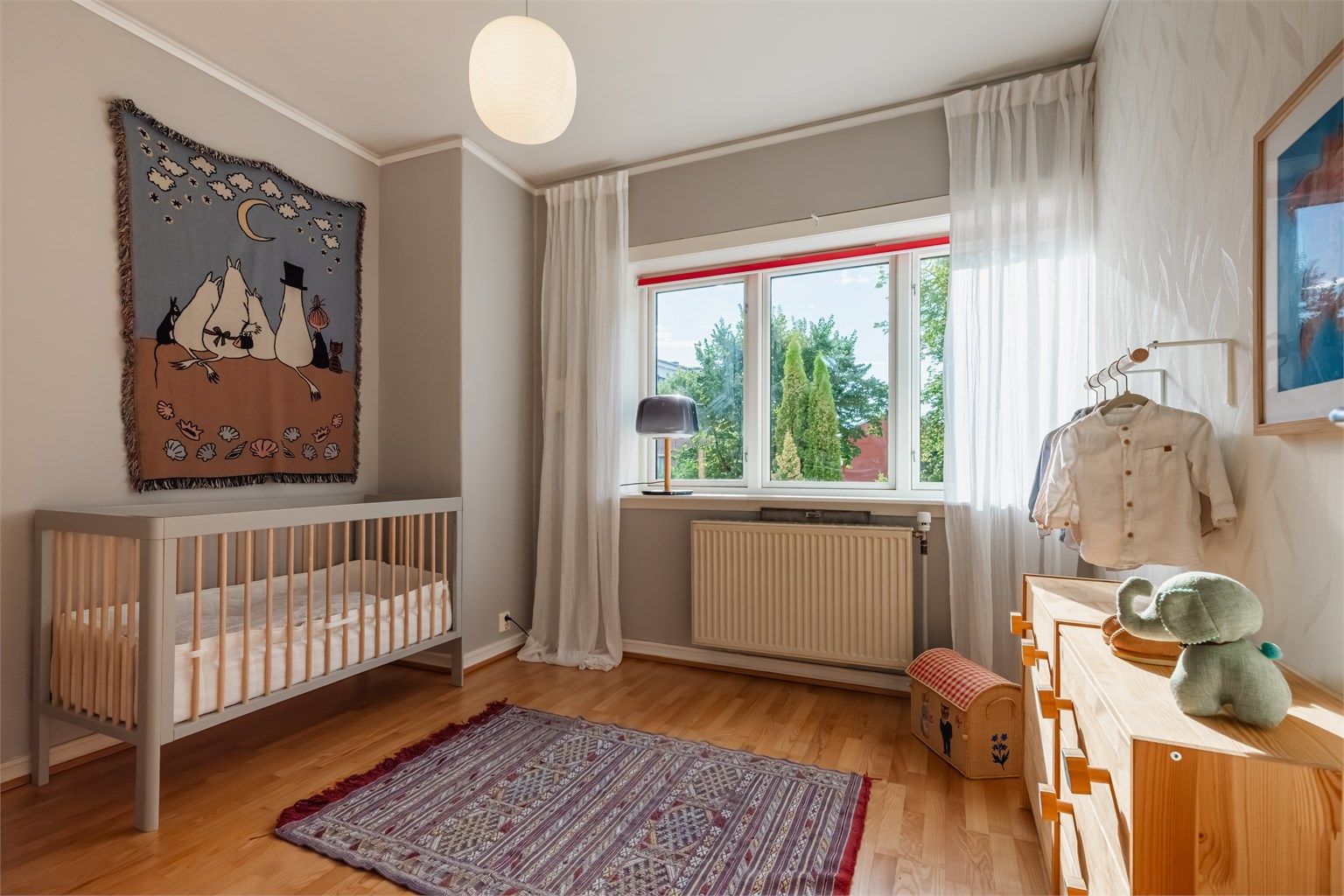 Soverom nummer to har også god plass til ønsket møblement og egner seg både som gjesterom, barnerom og kontor. 