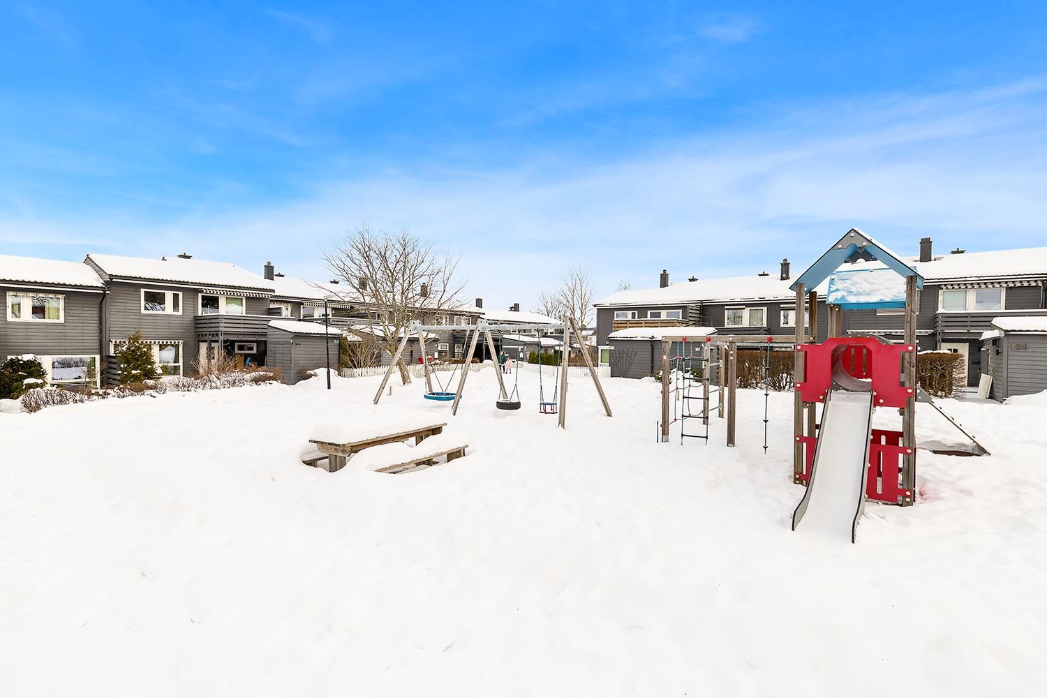 Her bor du i et trygt og etablert nabolag med bilfrie tun og lekeplass.