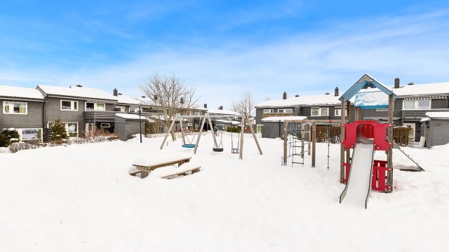 Her bor du i et trygt og etablert nabolag med bilfrie tun og lekeplass.
