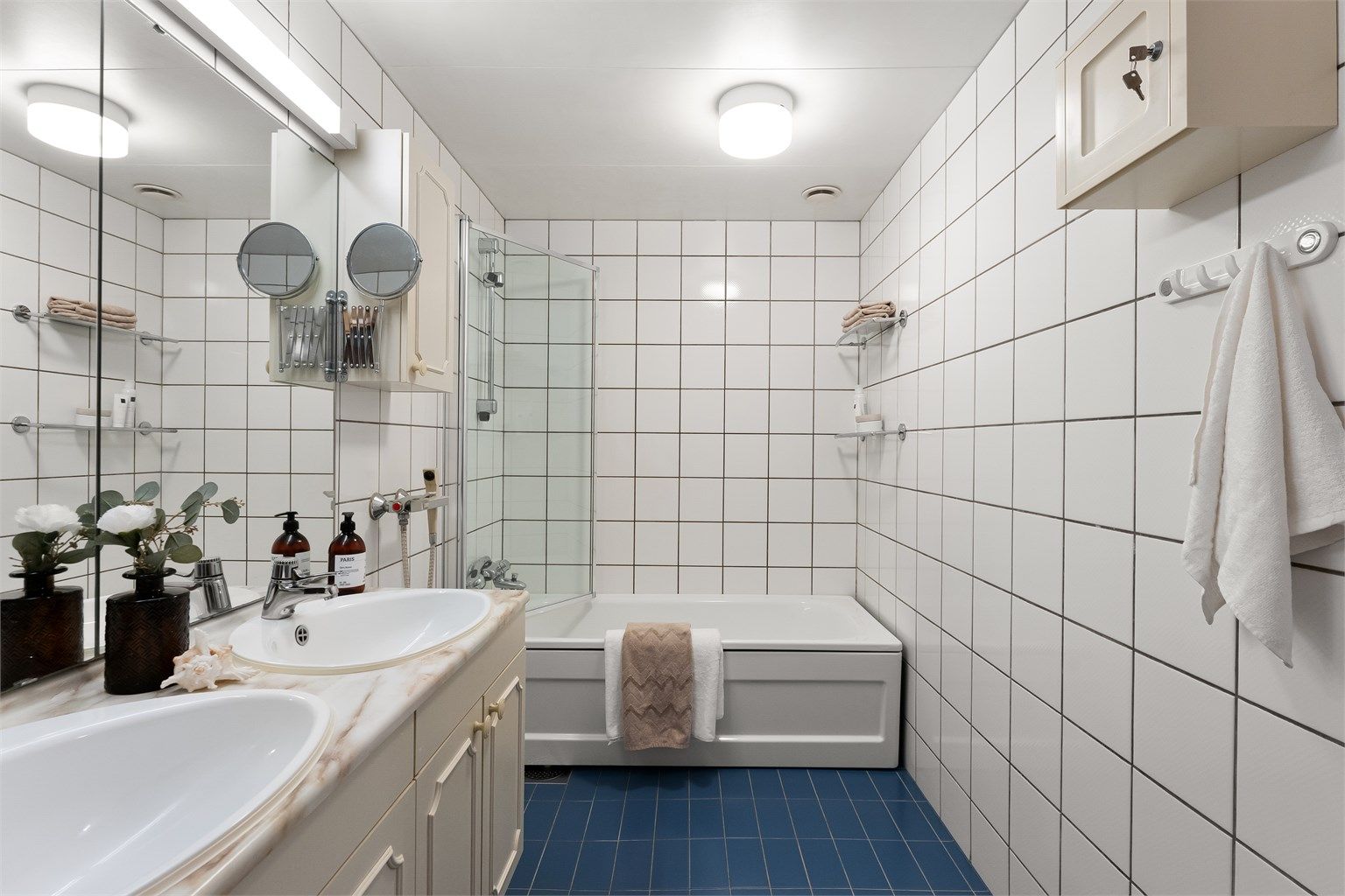 Pent baderom med dobbelservant