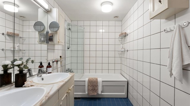 Pent baderom med dobbelservant