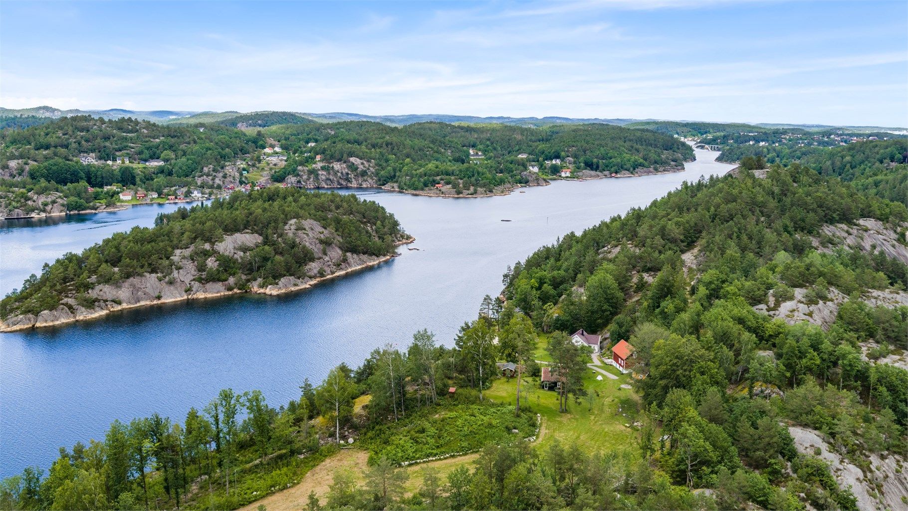 Eiendommen ligger lunt og rolig for seg og det er kort båtavstand til både Arendal og Tvedestrand