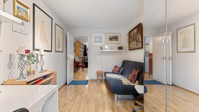 Skyvedørsgarderobe med speilfronter gir rikelig med oppbevaring og en god romfølelse.