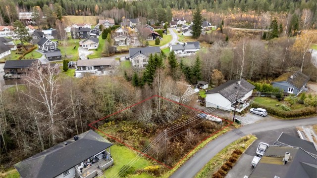 Illustrasjonen av tomten er ikke målestokk- eller nøyaktighetskontrollert, og avvik kan forekomme. Tegningen er ment som en veiledende skisse og skal ikke legges til grunn for nøyaktig plassering, grenser eller areal.