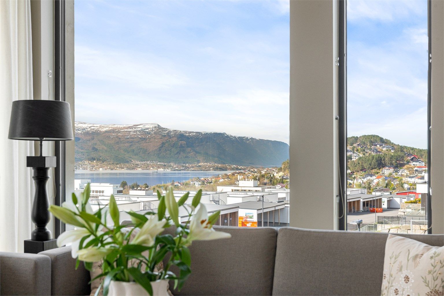 Fra leiligheten ser man utover nærområdet på Øvre Åse, med kort vei til både Moa og Ålesund sentrum