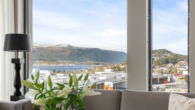 Fra leiligheten ser man utover nærområdet på Øvre Åse, med kort vei til både Moa og Ålesund sentrum