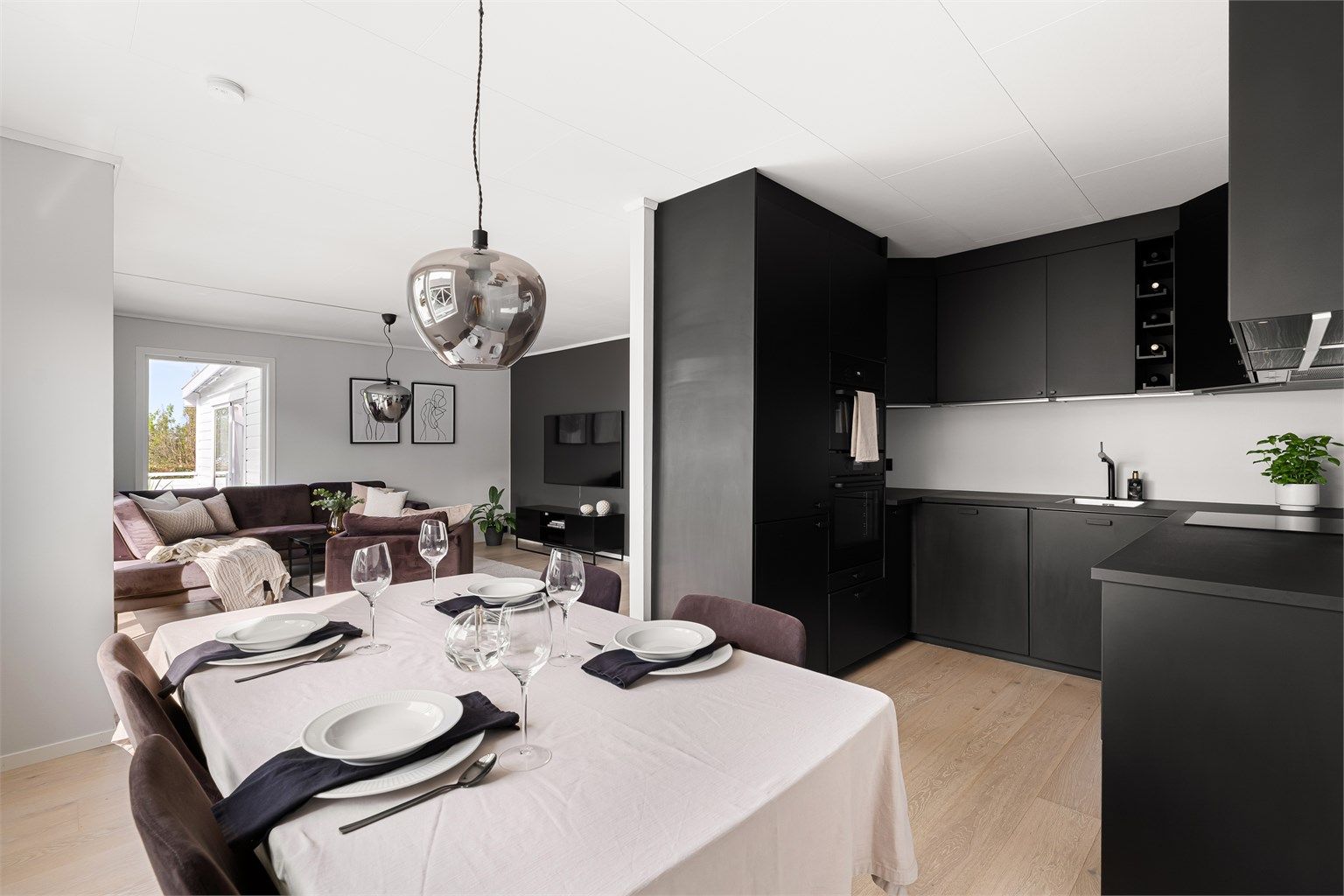 Leiligheten har en praktisk planløsning fordelt på ett plan. 