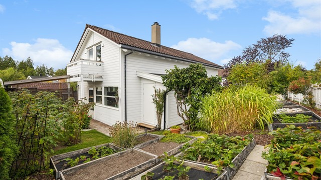 Hagen er frodig, variert og skjermet, med en stor gressplen, plantekasser med gode dyrkingsforhold og et vakkert, velstelt plante- og blomsterliv.