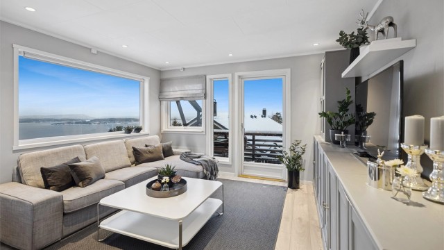 Stuen har flott gjennomlys og stort vindu mot vest som rammer inn den vakre fjordutsikten. Foto: Per Oscar Skjellnan