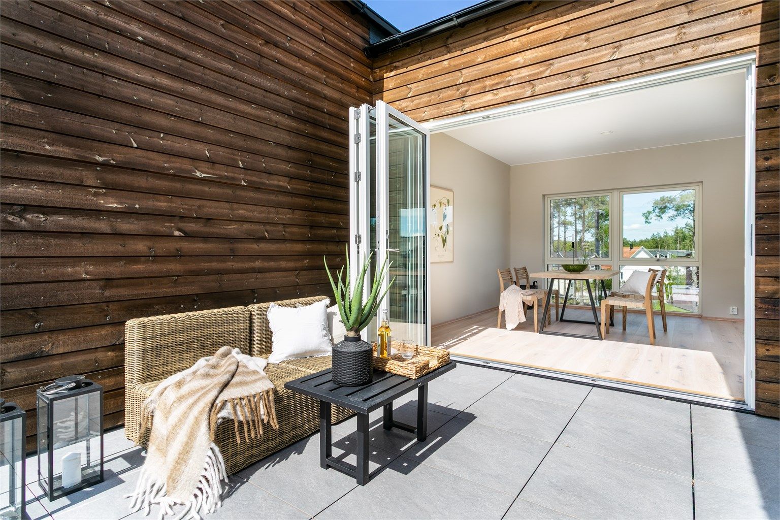 Lacuna foldedør bokstavelig talt åpner stuen mot terrassen - helt eller delvis.