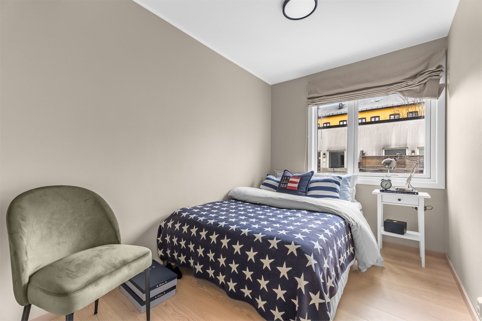 Soverom 2 er også av god størrelse, enten du trenger ekstra soverom, hjemmekontor eller hobbyrom.