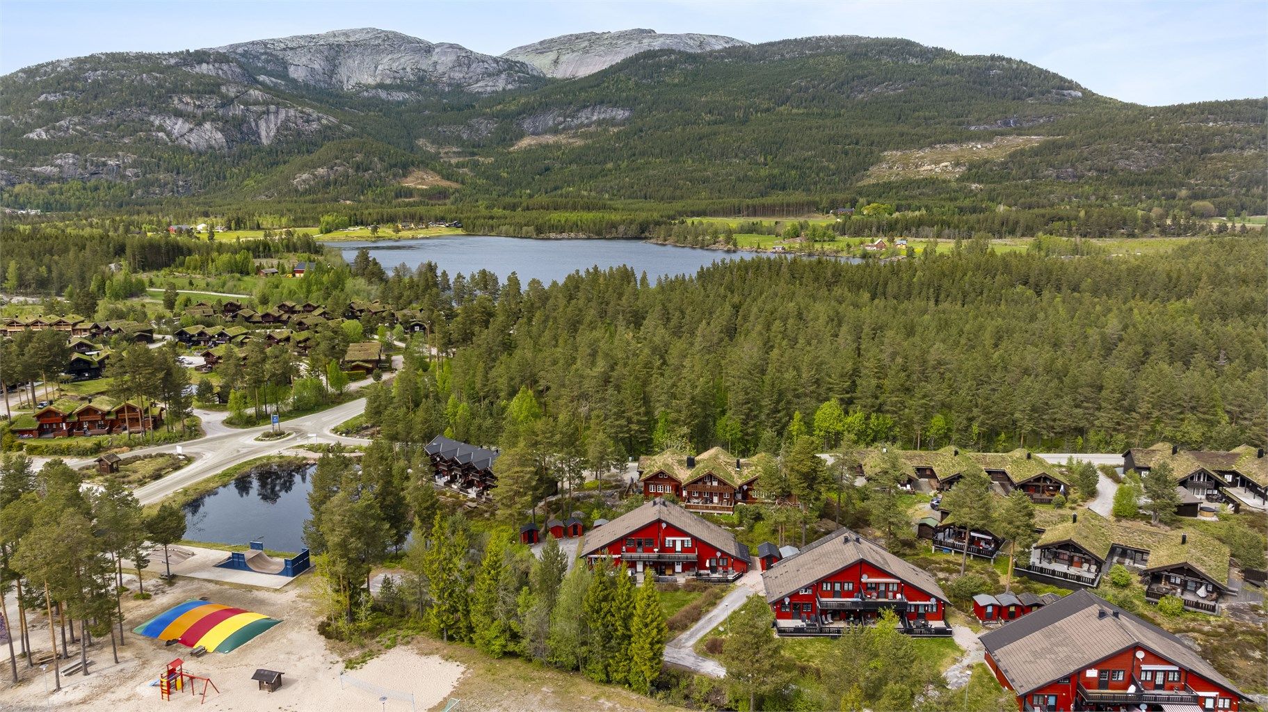 Fritidsboligen ligger i Vrådal, en helårsdestinasjon med umiddelbar nærhet til natur og aktiviteter.