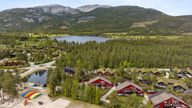 Fritidsboligen ligger i Vrådal, en helårsdestinasjon med umiddelbar nærhet til natur og aktiviteter.