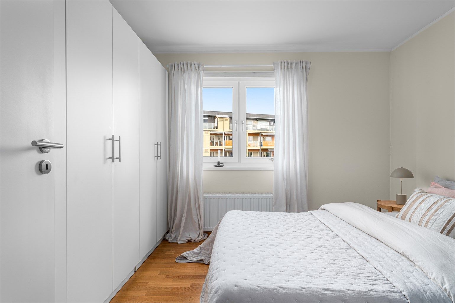 Godt med plass for oppbevaring i garderobeskap