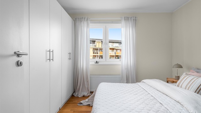 Godt med plass for oppbevaring i garderobeskap