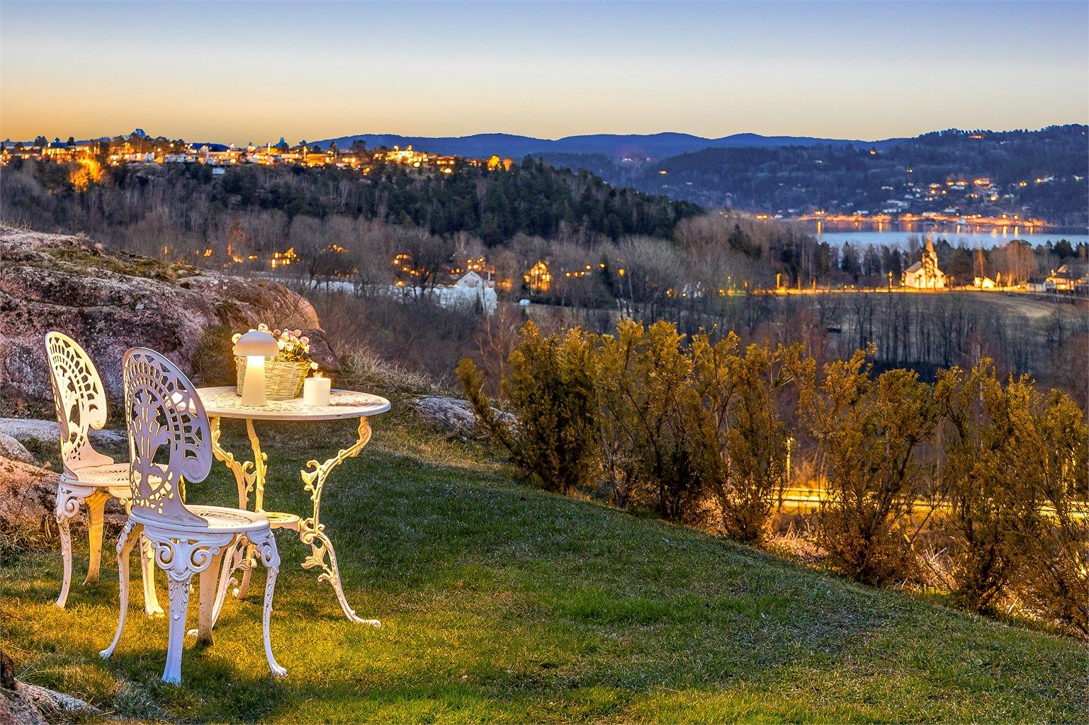 Fra hagen kan man nyte kveldssolen og den flotte utsikten.