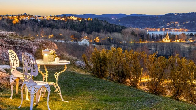 Fra hagen kan man nyte kveldssolen og den flotte utsikten.