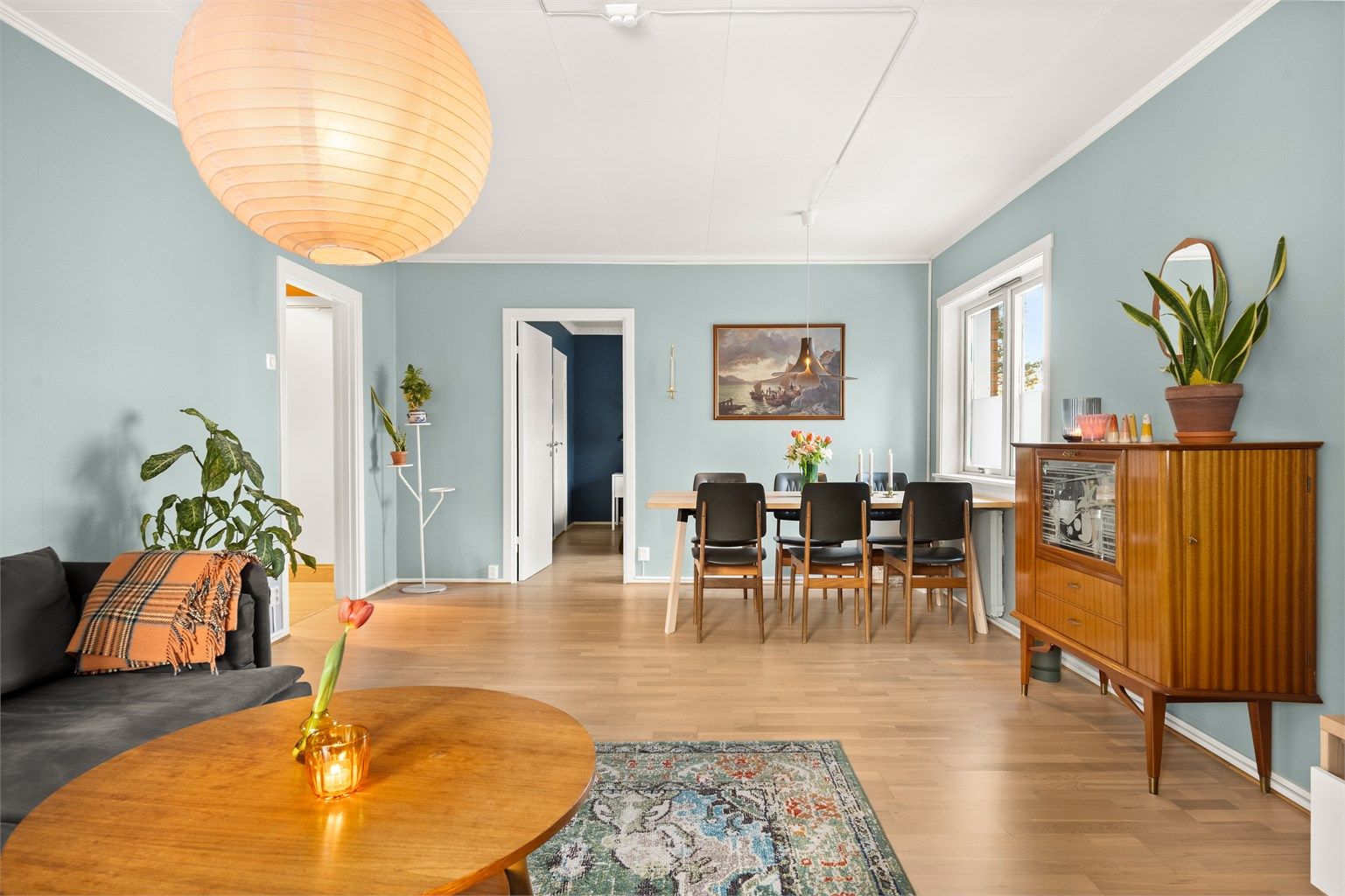 Her er det god romfølelse og fleksible møbleringsmuligheter.