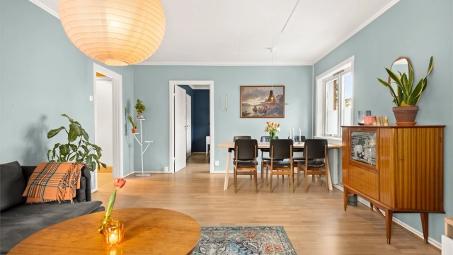 Her er det god romfølelse og fleksible møbleringsmuligheter.