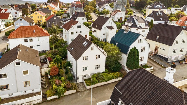 Boligen ligger flott til på Våland med kort avstand til Vålandstårnet.
