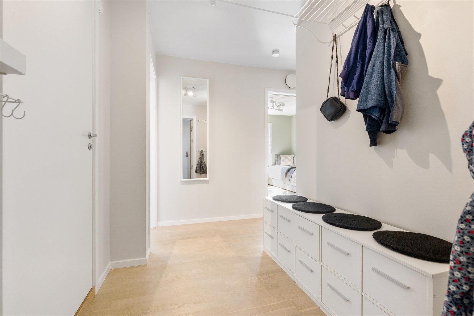 Praktisk gangareal i hybelen med plass til oppbevaring.