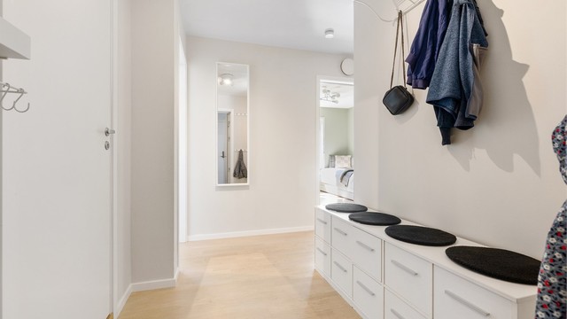 Praktisk gangareal i hybelen med plass til oppbevaring.