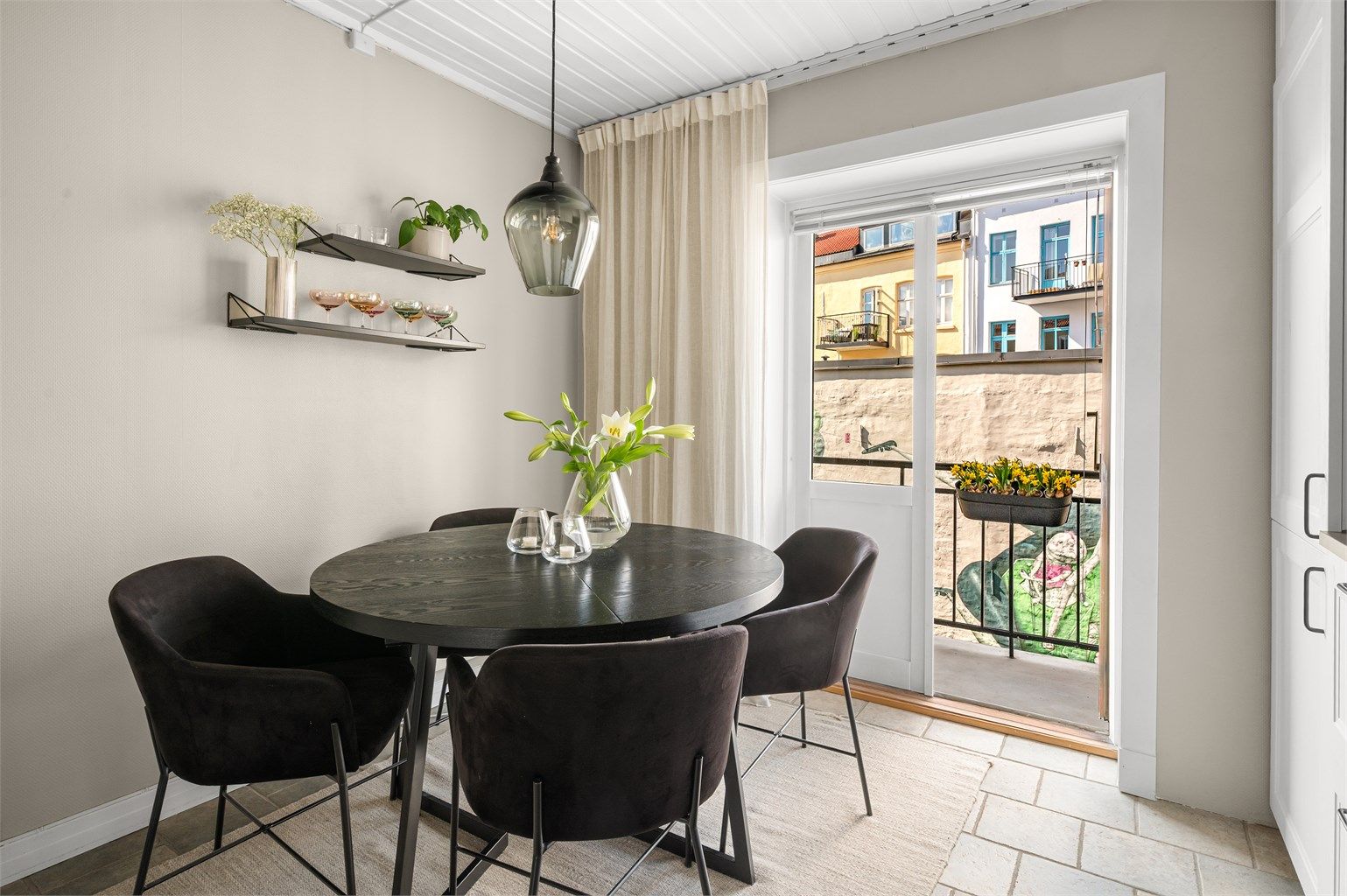 Spiseplassen på kjøkkenet er et naturlig samlingspunkt, med kort vei til både matlaging og balkong.