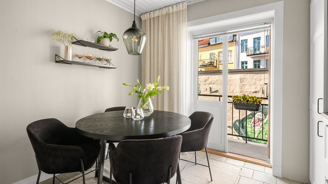 Spiseplassen på kjøkkenet er et naturlig samlingspunkt, med kort vei til både matlaging og balkong.