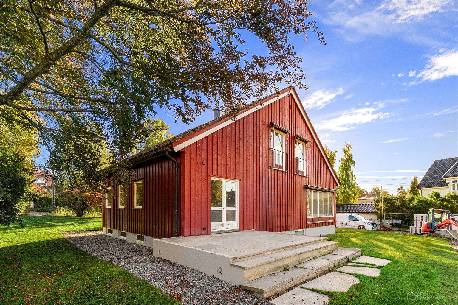 Eiendommen har en romslig og solrik tomt