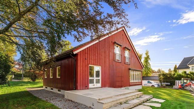 Eiendommen har en romslig og solrik tomt