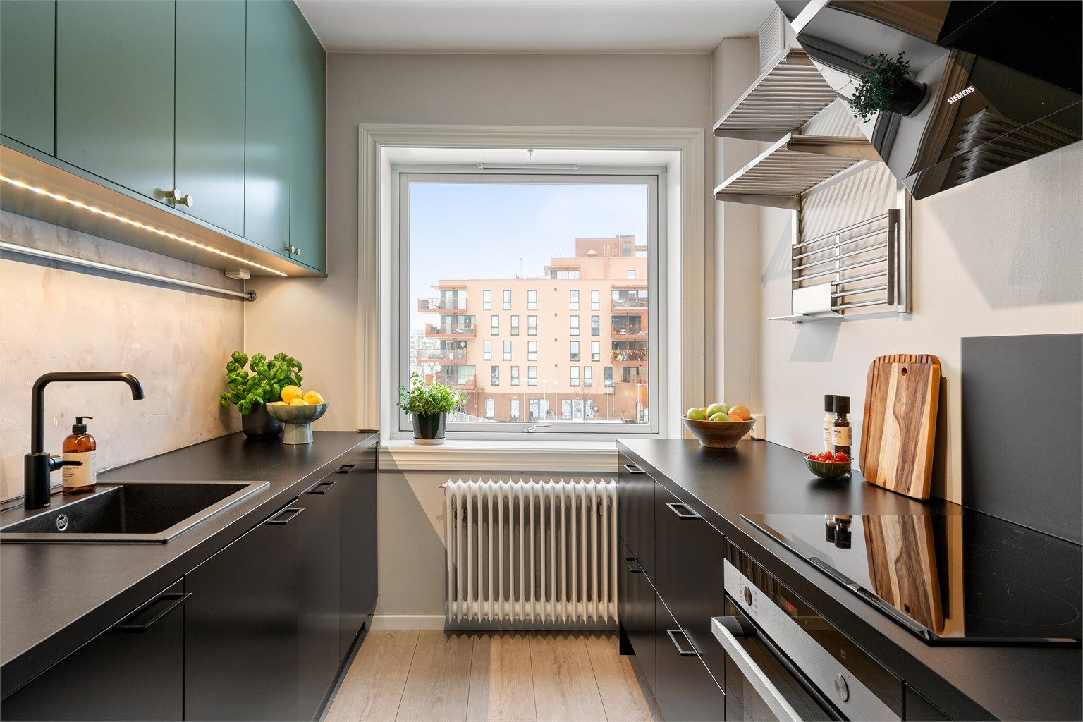 Innredningen har glatte fronter og en slitesterk laminatbenkeplate.