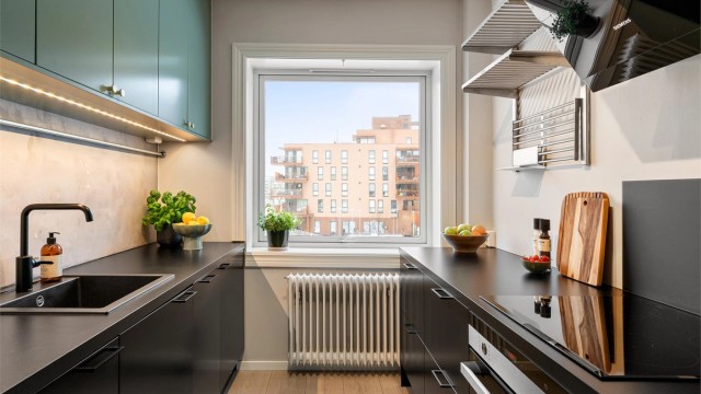 Innredningen har glatte fronter og en slitesterk laminatbenkeplate.