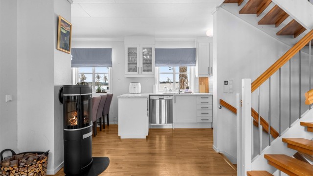 Åpen kjøkkenløsning med innredning fra byggeår. Deler av kjøkkenet er utvidet de senere årene.