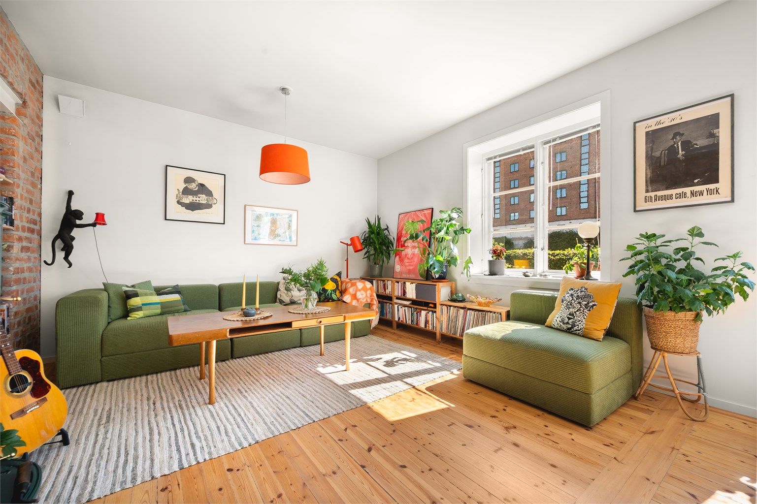 Romslig og hyggelig stue med flere store vindusflater som slipper inn rikelig med lys.