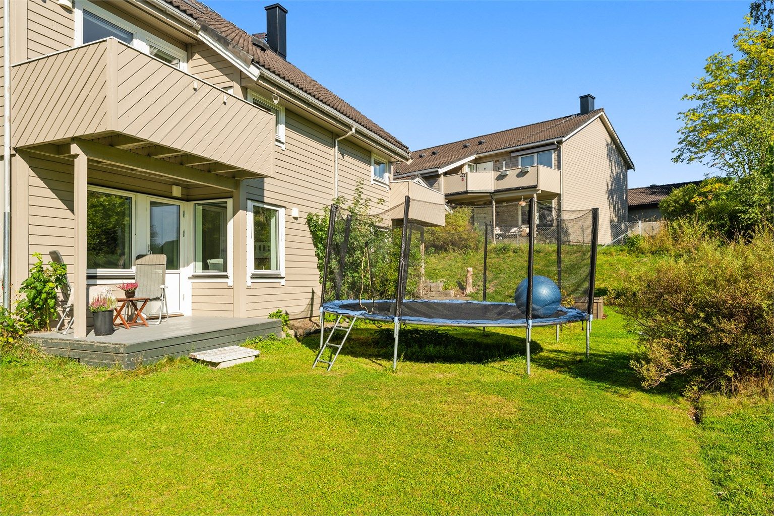 Markterrasse på 6 m² med direkte tilgang til felles grøntareal.