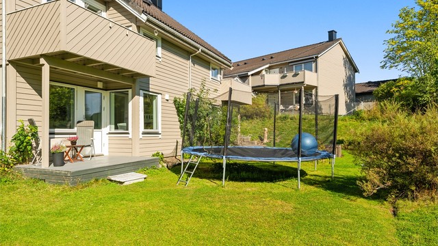 Markterrasse på 6 m² med direkte tilgang til felles grøntareal.