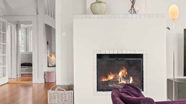 Peisen gir rommet ekstra varme og hygge