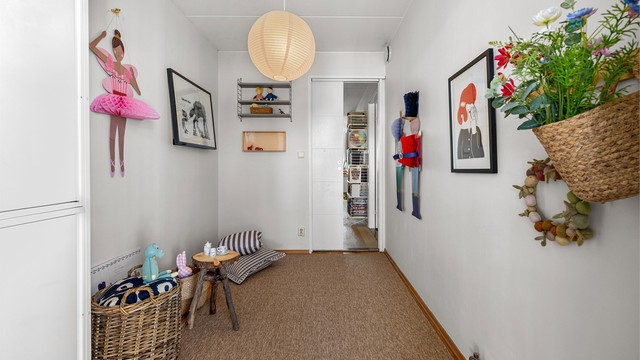 Plass til enkeltseng, skrivebord, kontorstol og skap