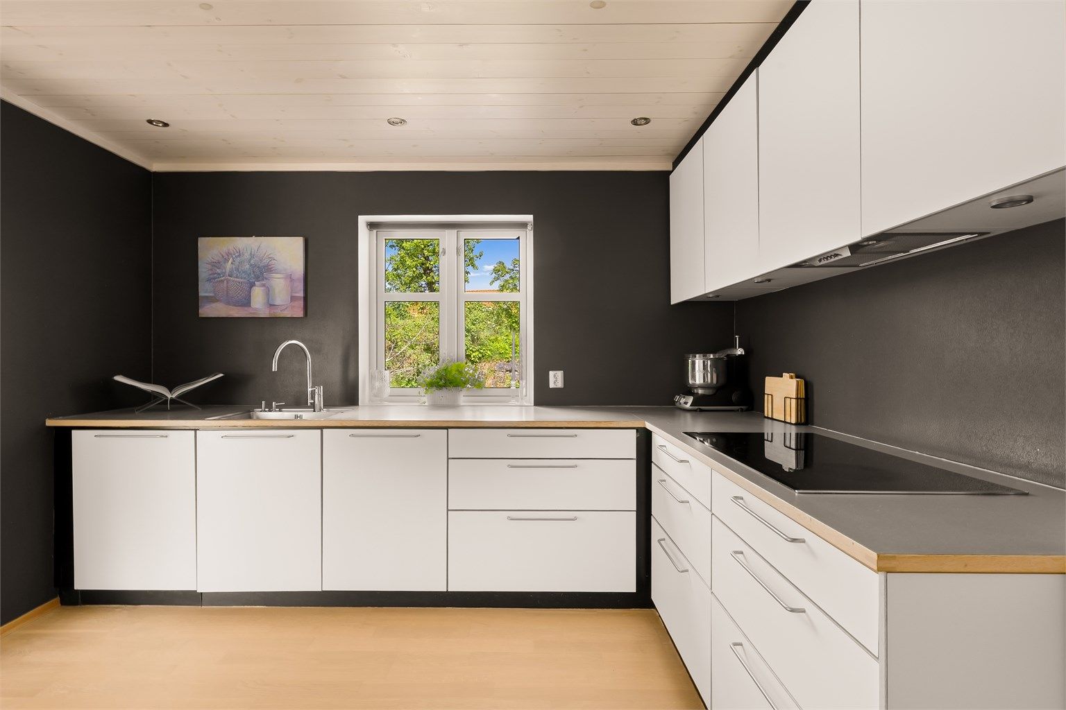 Kjøkken med stramt design og integrerte hvitevarer.
