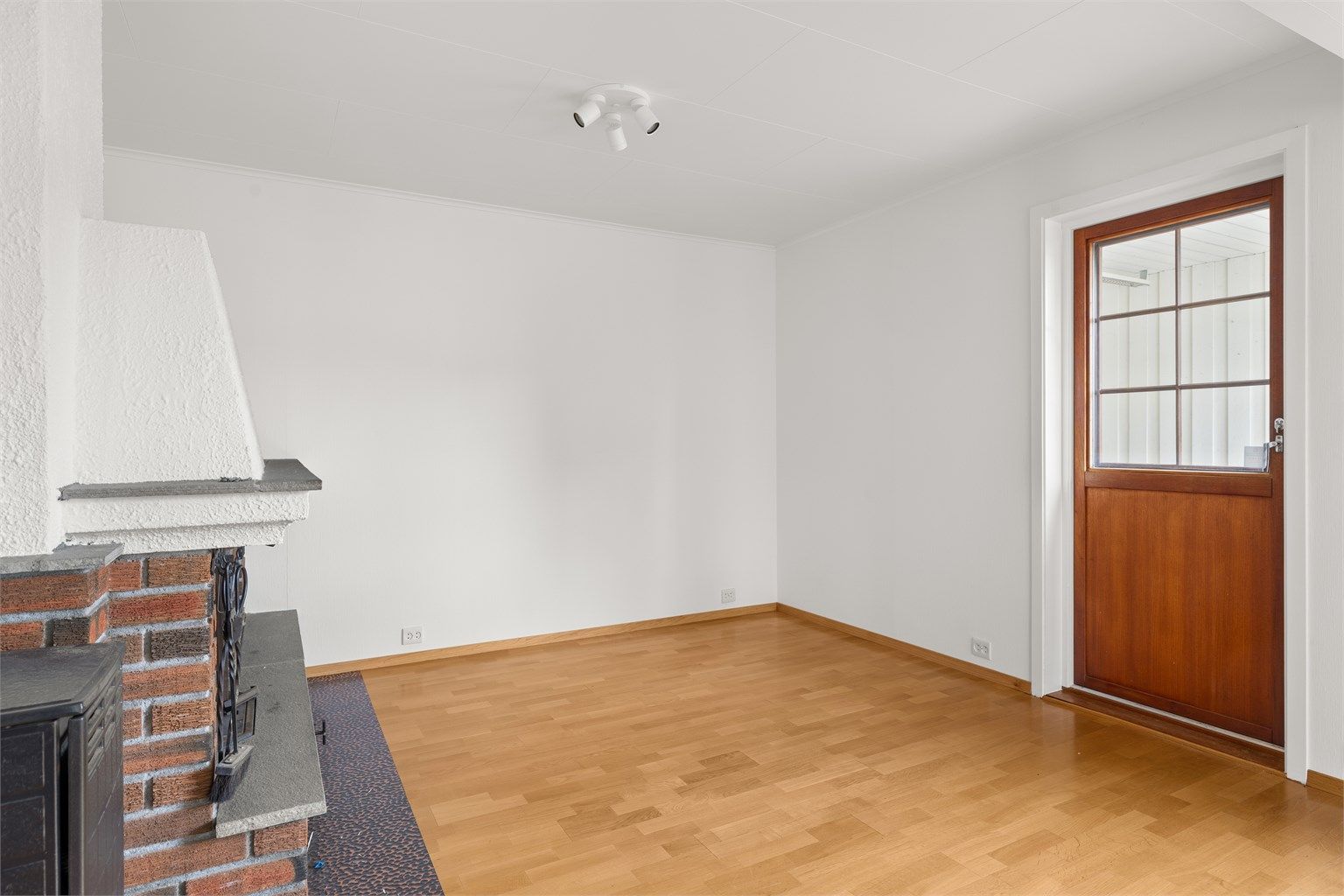 Stue 2 med peis og utgang til takoverbygget veranda.