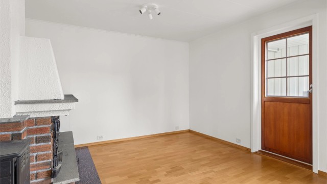 Stue 2 med peis og utgang til takoverbygget veranda.